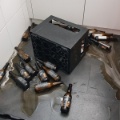 Umgekippte Harasse mit Flaschen am Boden