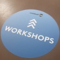 Richtungswegweiser auf dem Fussboden für einen Workshop