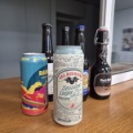 verschiedene Bierdosen und Bierflaschen stehen auf einer Theke