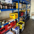 verschiedene Bierharassen in einer Garage