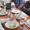Tisch in einem Biergarten