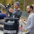 Robin Gnehm von Nikin beim Bierzapfen