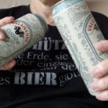 Zwei Bierdosen in den Händen haltend