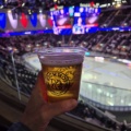 Ein Becher mit Bier in einem Eishockeystadion