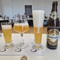 Ein Bier wurde in drei verschiedene Biergläser eingeschenkt