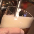 Screenshot eines Fernsehbeitrags, wo ein Zapfhahn ins Bier getaucht wird