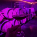 Bierglas im lila farbenen Licht eines Bierkellers